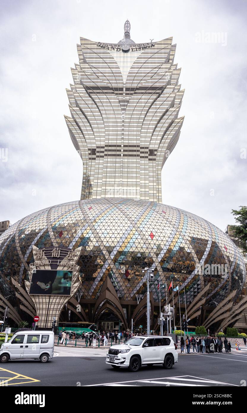 Edificio Grand Lisboa preso da un angolo basso Foto Stock