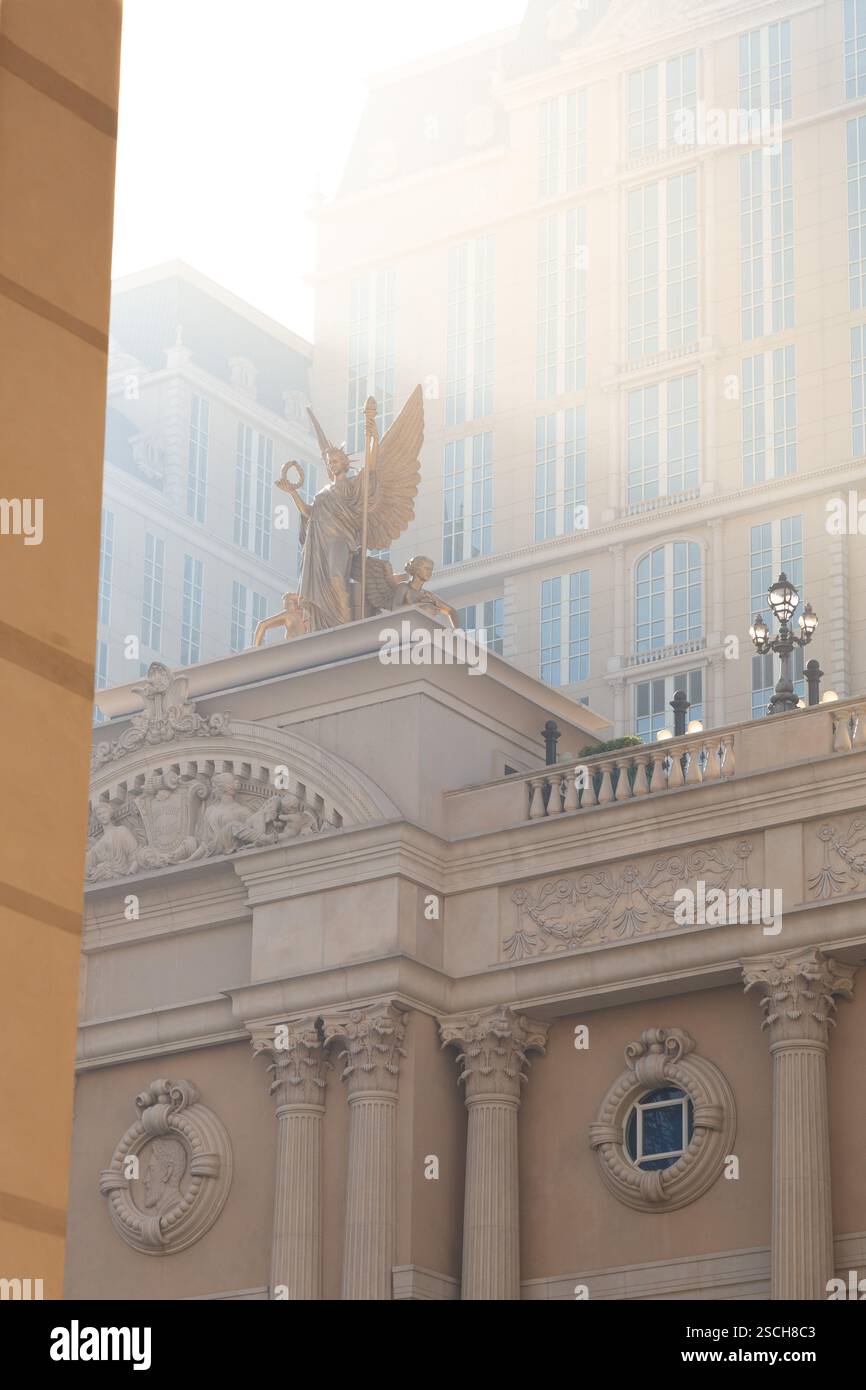 Travi di sole sull'edificio parigino Macao Foto Stock