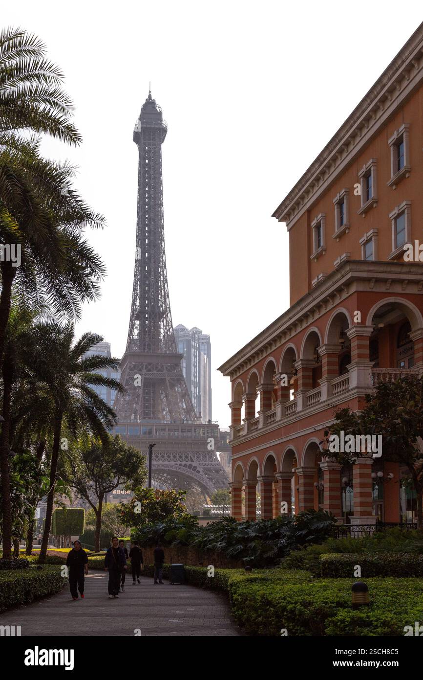 Persone che camminano per la Strip, con la Torre Eiffel a Macao Foto Stock