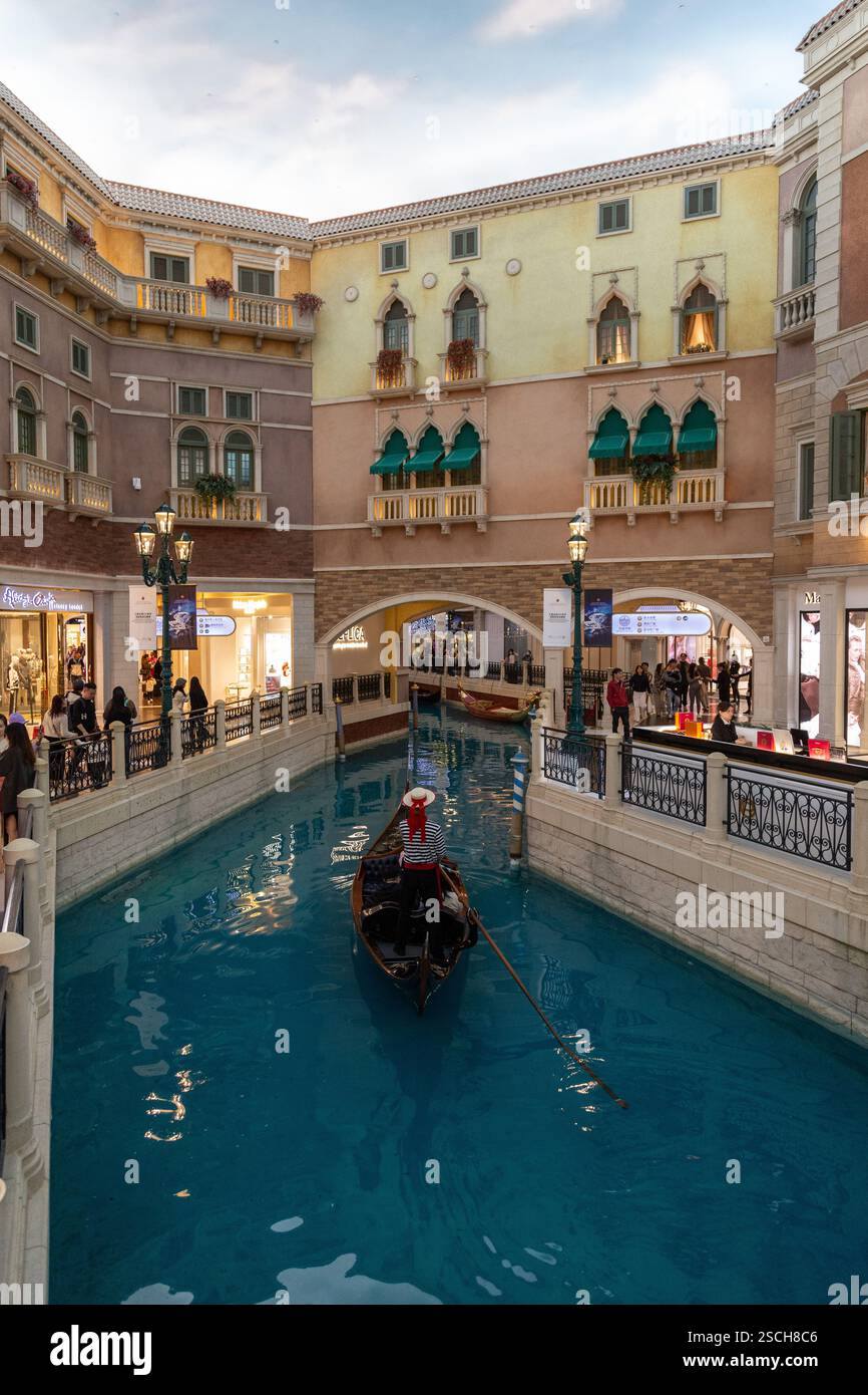 Gondoliere al Canal in the Shoppes al Venetian Casino Foto Stock