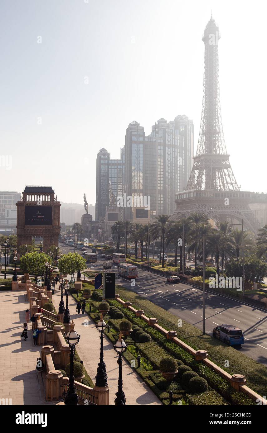 Torre Eiffel durante l'ora d'oro sulla Strip di Macao Foto Stock