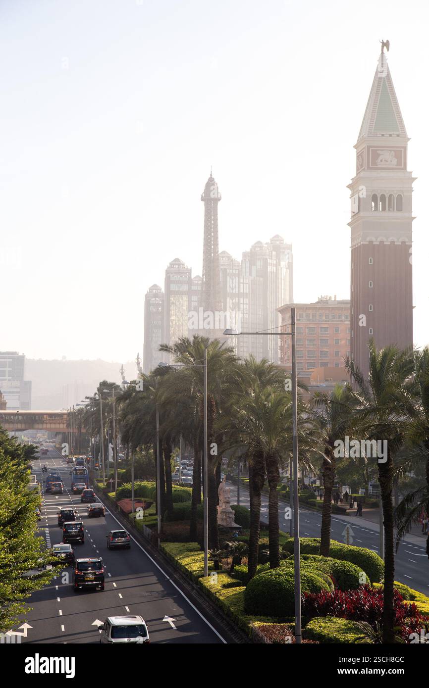 Traffico sulla Strip di Macao durante l'ora dorata da sogno Foto Stock