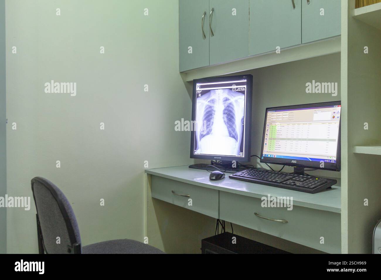 Attrezzature mediche presso una clinica locale a Baguio City, Filippine utilizzate per fornire servizi sanitari e medici essenziali alla comunità Foto Stock