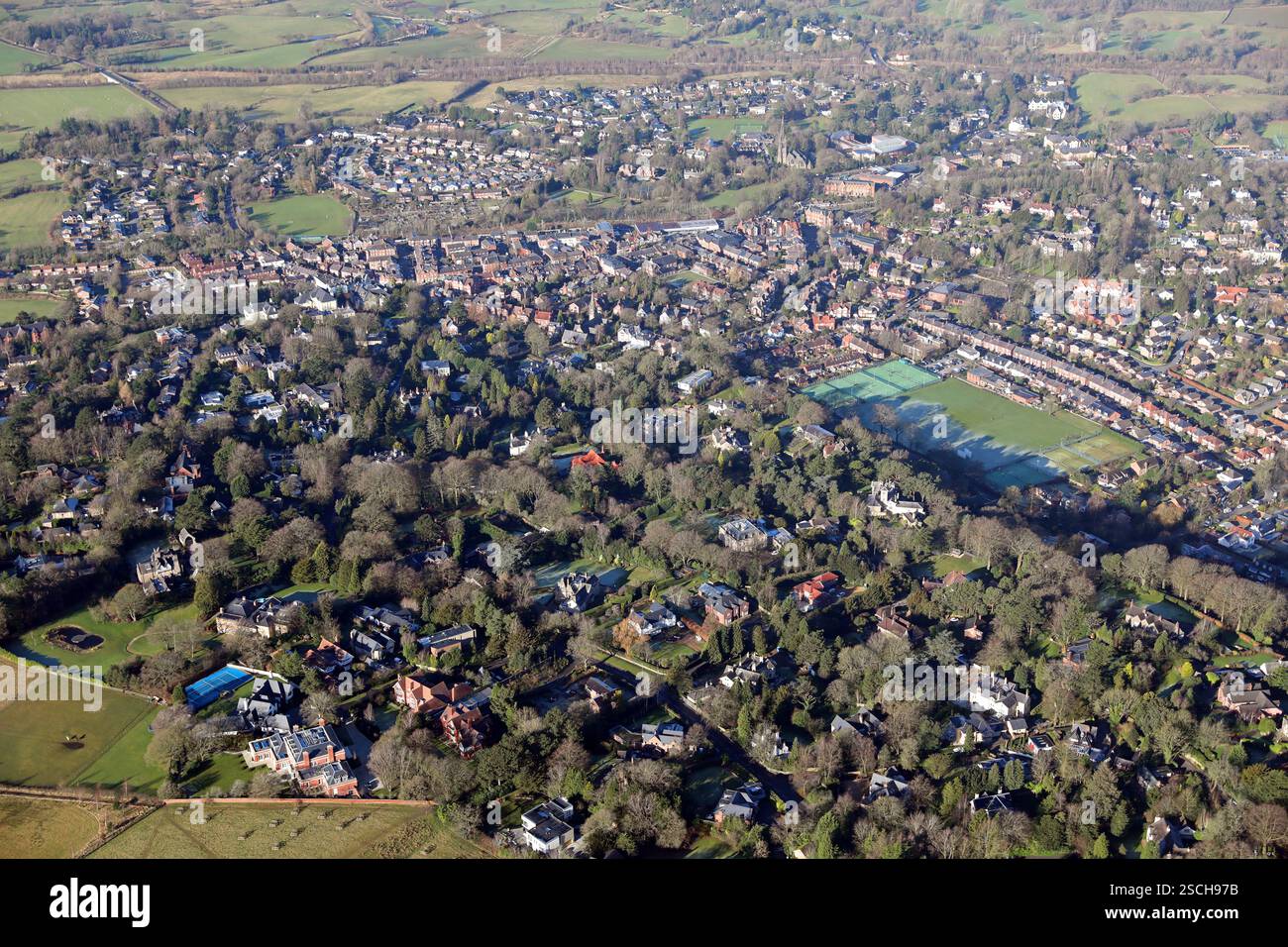 Vista aerea dal sud-est del villaggio di Alderley Edge nel Cheshire Foto Stock Vista aerea dal sud-est del villaggio di Alderley Edge nel Cheshire Foto Stock