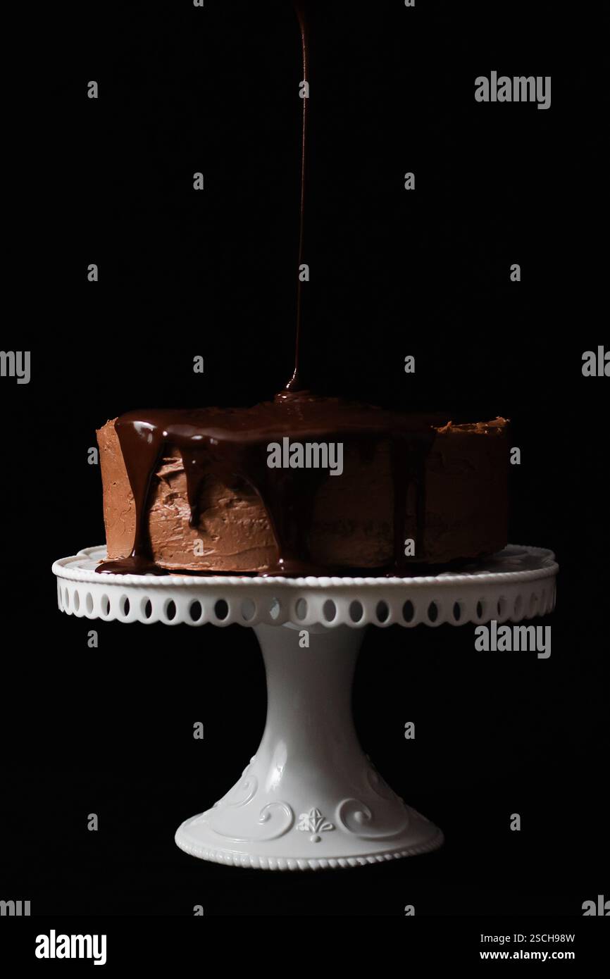 Ganache al cioccolato versate sulla torta al cioccolato Foto Stock