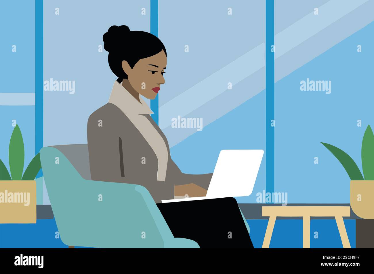Una donna d'affari si concentra sul proprio computer portatile mentre si siede su una sedia elegante in un ufficio luminoso con grandi finestre. Le piante verdi migliorano l'atmos Foto Stock
