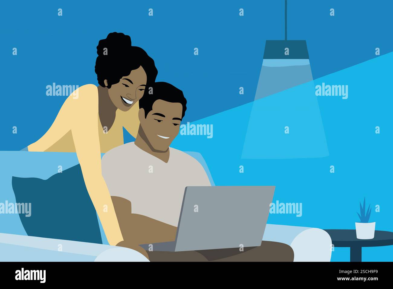 Una coppia si siede insieme su un comodo divano, si mette in contatto con un laptop, condivide risate e conversazioni in un soggiorno di notte decorato con calore. Foto Stock