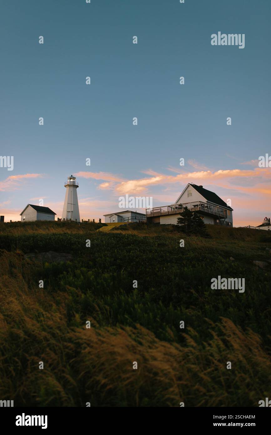 Faro di Cape Spear durante un tramonto dorato, affacciato sull'Oceano Atlantico vicino a St. John's, Terranova e Labrador, Canada. Il patrimonio storico Foto Stock