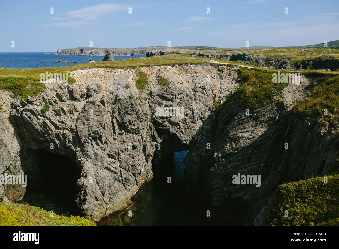 Scogliere costiere al Dungeon Provincial Park di Newfoundland & Labrador, Canada. Questo suggestivo paesaggio presenta profonde gole e aspre formazioni rocciose Foto Stock
