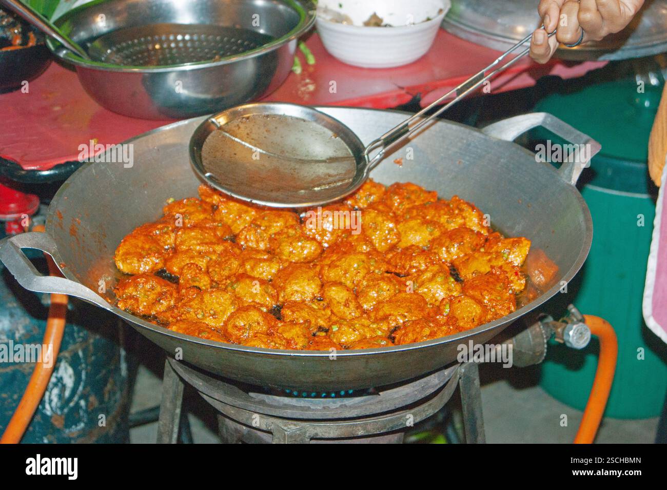 Piatto nazionale popolare in molti altri paesi del Sud-Est asiatico Sa tay è carne di maiale alla griglia con giallo curry in polvere Foto Stock