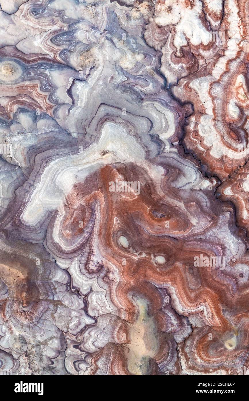 Splendida vista aerea delle formazioni di pietra arenaria bentonite dello Utah. Gli strati vibranti creano un ipnotico schema geologico astratto in un ambiente natura unico Foto Stock
