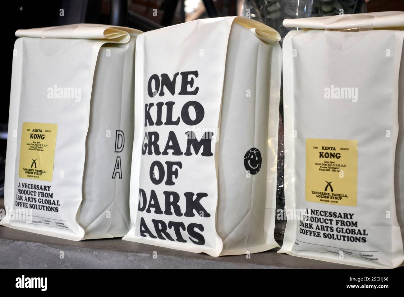 Sacchetti di chicchi di caffè importati in vendita in una caffetteria, Inghilterra, Regno Unito Foto Stock