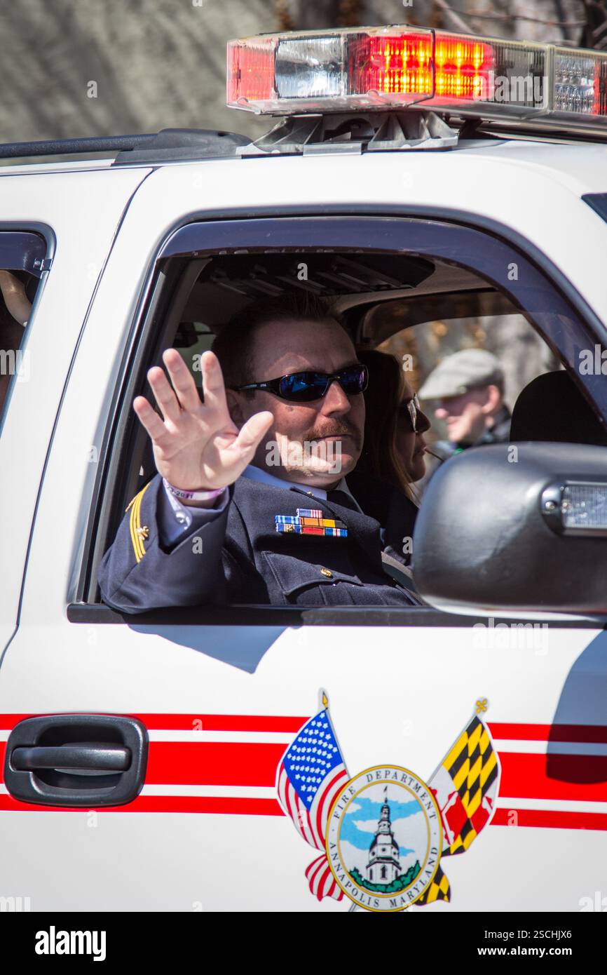 Vigile del fuoco ad Annapolis, MD, camion dei vigili del fuoco, salutare. Foto Stock