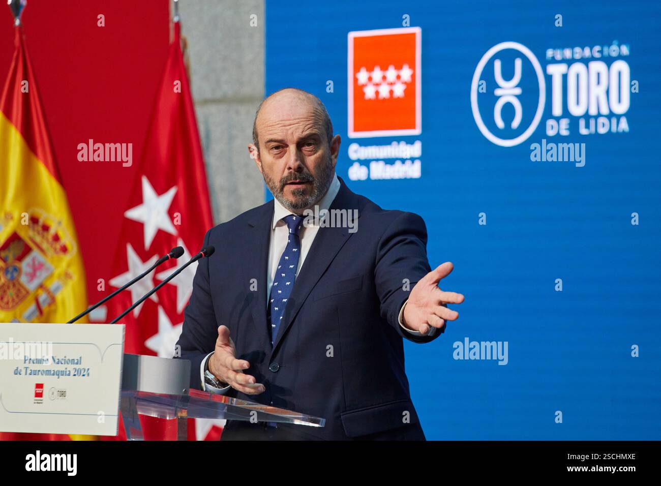 Madrid, 01/30/2025. Vera Casa de Correos. Presentazione del nuovo premio nazionale per la lotta alla bullismo, dopo essere stato sospeso dall'attuale ministro della Cultura, promosso dal Senato, dalla Fondazione Toro de Lidia e da nove comunità autonome. Isabel Díaz Ayuso, Pedro Rollán, il torero El Juli, il residente e allevatore della Fondazione Victoriano Martín e molti altri vi partecipano. Foto: Guillermo Navarro ARCHDC. Crediti: Album / Archivo ABC / Guillermo Navarro Foto Stock