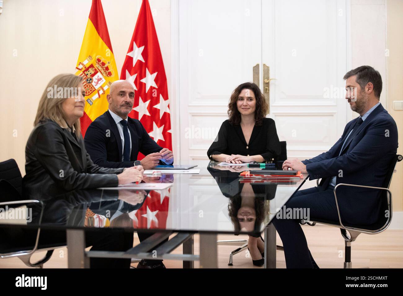 Madrid, 01/28/2025. il presidente della Comunità di Madrid, Isabel Díaz Ayuso, incontra il portavoce del PSOE in Assemblea, Jesús Celada. Foto: Ángel de Antonio. ARCHDC. Crediti: Album / Archivo ABC / Ángel de Antonio Foto Stock
