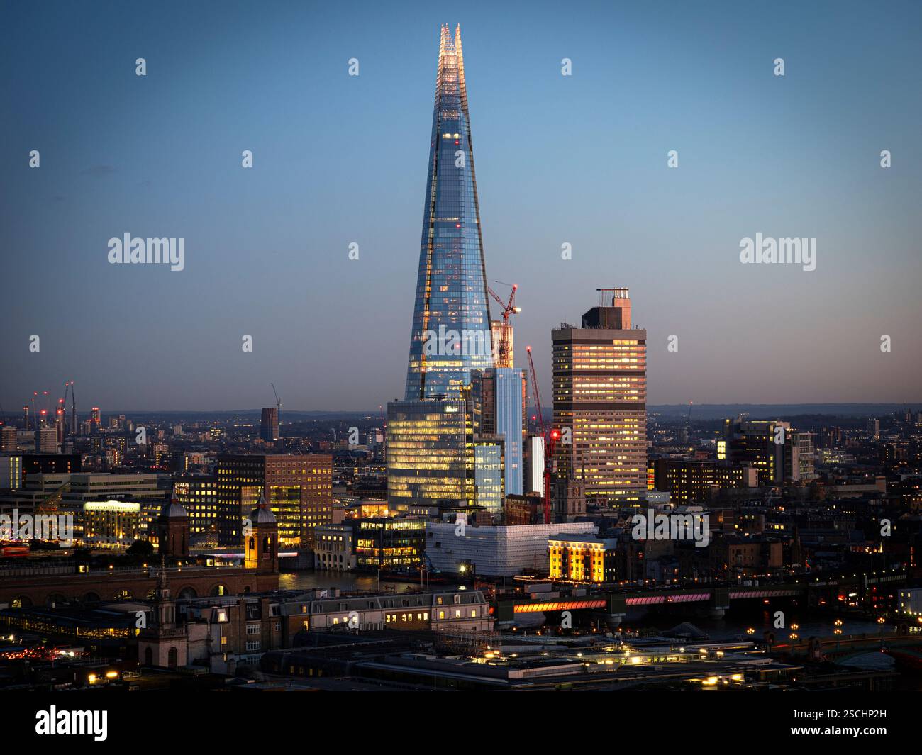 Vista notturna di The Shard, Londra sud, Londra, Inghilterra, Regno Unito, GB. Foto Stock