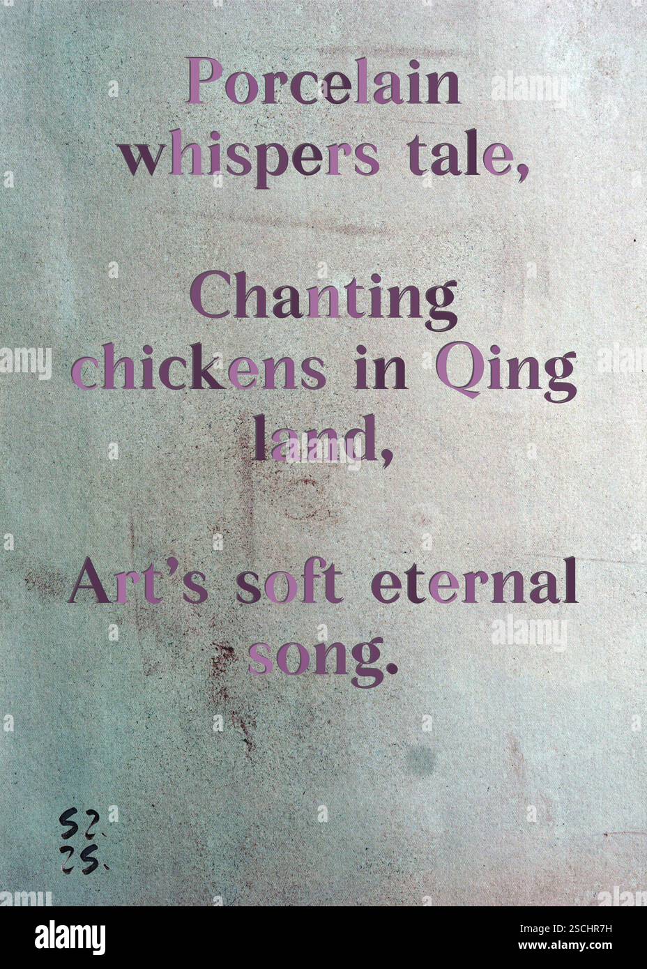 La porcellana sussurra la storia, canta polli nella terra dei Qing, la dolce canzone eterna dell'Art. Aydın Yuksel's Silver Writers' Guild. Arte di Zsuzsa Szikra. Poetry Art Print, Triplumes è una forma poetica unica ispirata al tradizionale haiku, composta da tre righe che catturano momenti di chiarezza, emozione e approfondimento. Nella nostra collezione abbracciamo la libertà del linguaggio, dove la fusione delle parole e la rimozione dei trattini è più di una scelta stilistica: È un modo per trasmettere unità e vicinanza tra le idee, creando un'espressione fluida e compatta che risuona con i ritmi della vita moderna. Foto Stock