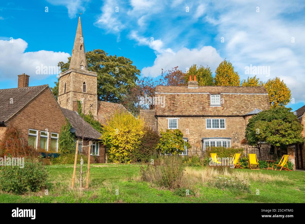 Chiesa di San Pietro circondata da case in pietra. Cambridge, Inghilterra Foto Stock