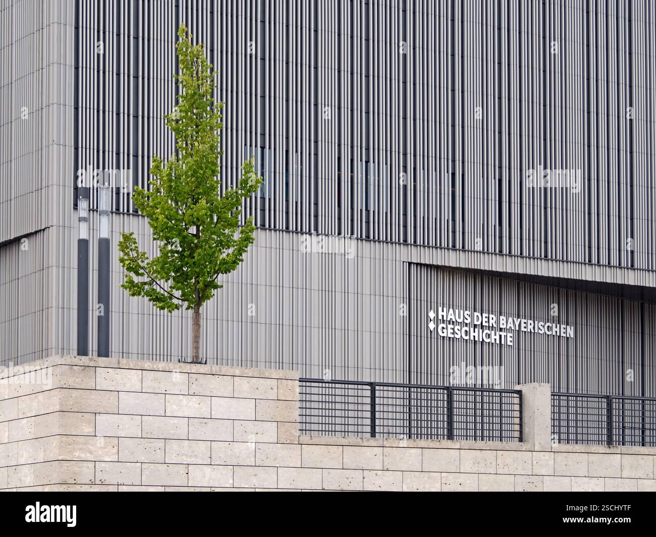 Ratisbona, Baviera, Germania - 31 agosto 2022: Facciata moderna del museo Haus der bayerischen Geschichte Foto Stock