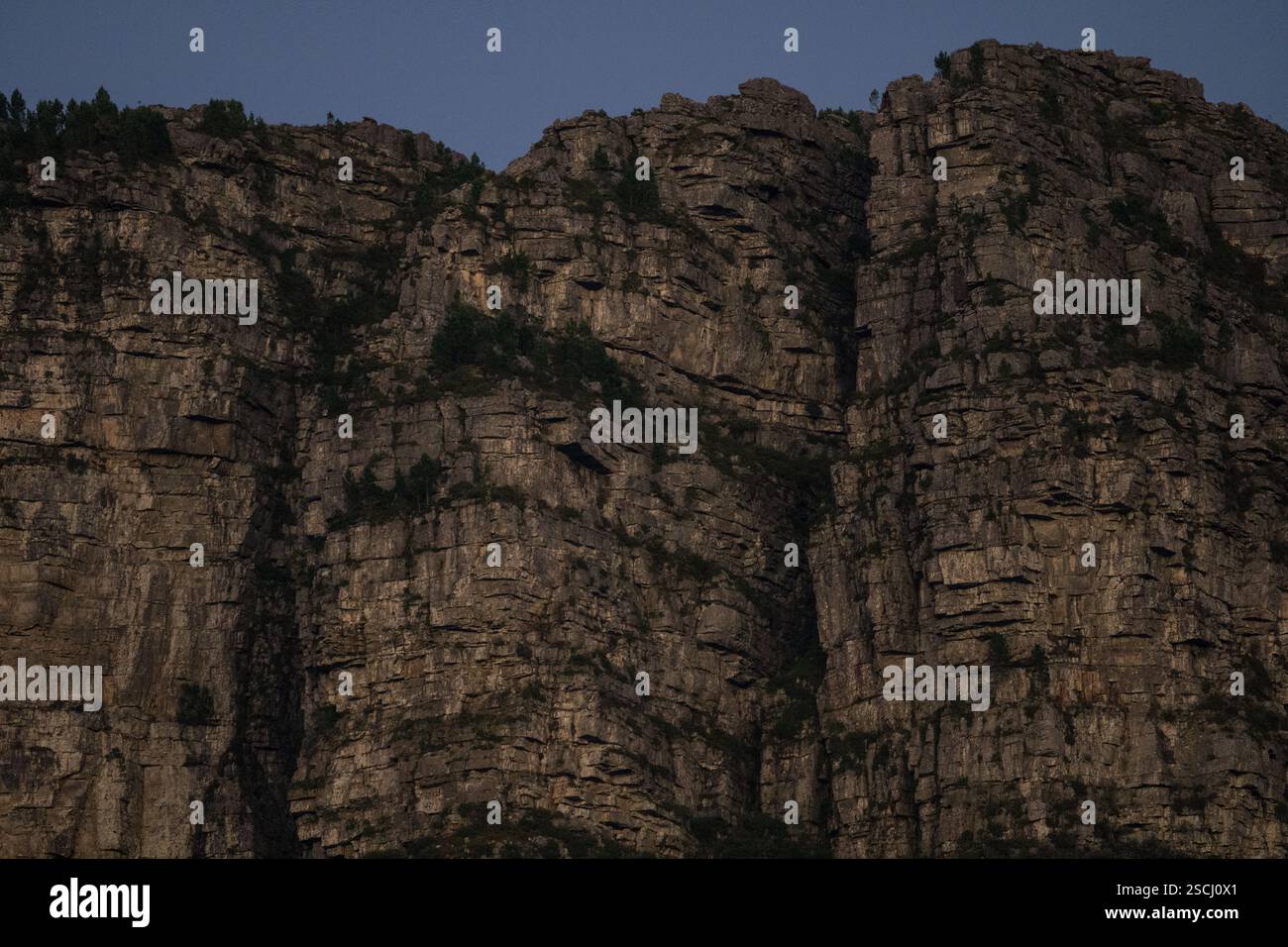 Paesaggio di prima mattina con poca luce e pareti rocciose da vicino alla montagna Table a città del Capo, geologia del concetto sudafricano, natura, montagne Foto Stock
