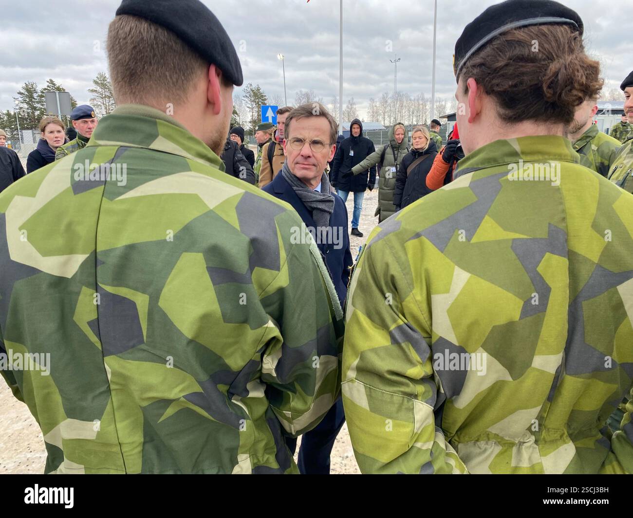 Adazi, Lettonia. 7 febbraio 2025. Il primo ministro svedese Ulf Kristersson parla con i soldati. Per la prima volta da quando è entrata a far parte della NATO, la Svezia ha stanziato i propri soldati in un altro stato membro della NATO. Per proteggere meglio il fianco orientale della NATO e scoraggiare la Russia, il paese nordico ha schierato circa 500 soldati in Lettonia, che sono stati integrati nella task force multinazionale NATO nello Stato Baltico. Crediti: Alexander Welscher/dpa/Alamy Live News Foto Stock