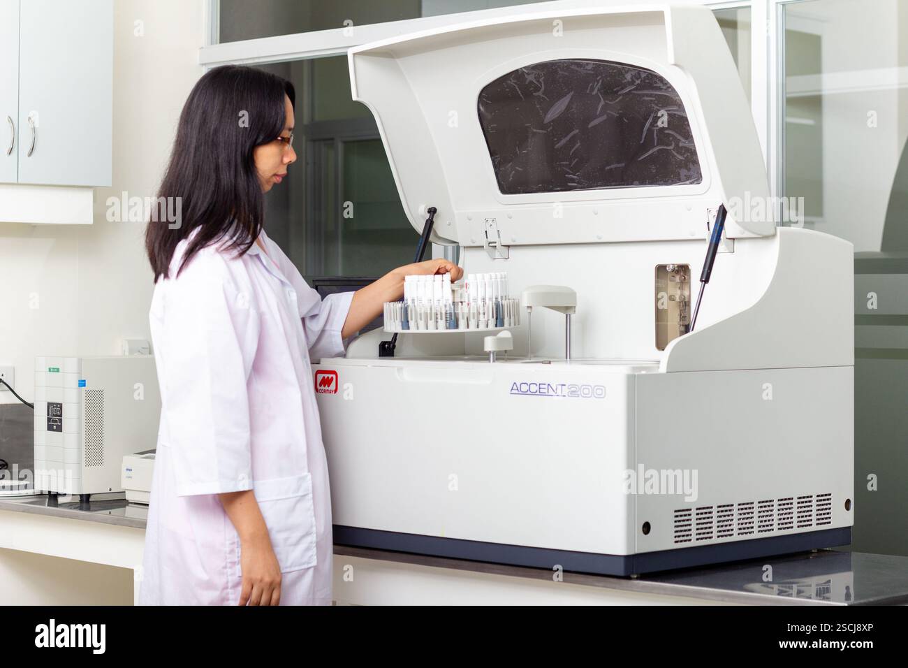 Un tecnico medico donna gestisce le attrezzature mediche presso una clinica locale a Baguio City, Filippine, fornendo servizi sanitari essenziali della comunità Foto Stock