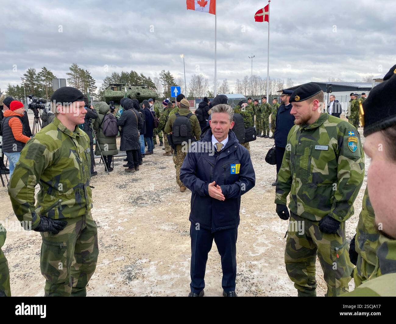 Adazi, Lettonia. 7 febbraio 2025. Il ministro della difesa svedese Pal Jonson parla con i soldati. Per la prima volta da quando è entrata a far parte della NATO, la Svezia ha stanziato i propri soldati in un altro stato membro della NATO. Per proteggere meglio il fianco orientale della NATO e scoraggiare la Russia, il paese nordico ha schierato circa 500 soldati in Lettonia, che sono stati integrati nella task force multinazionale NATO nello Stato Baltico. Crediti: Alexander Welscher/dpa/Alamy Live News Foto Stock