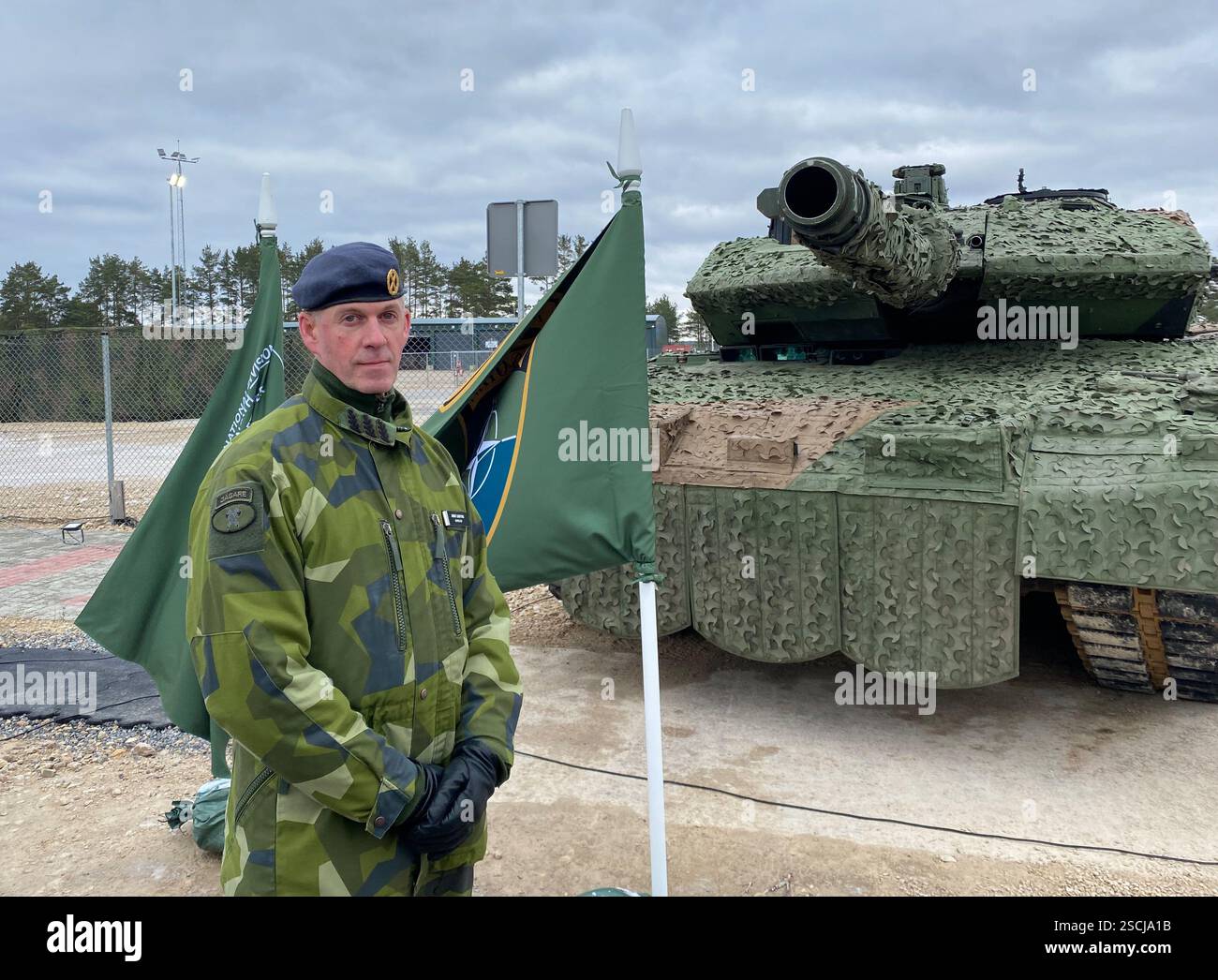 Adazi, Lettonia. 7 febbraio 2025. Il capo dell'esercito svedese Jonny Lindfors. Per la prima volta da quando è entrata a far parte della NATO, la Svezia ha stanziato i propri soldati in un altro stato membro della NATO. Per proteggere meglio il fianco orientale della NATO e scoraggiare la Russia, il paese nordico ha schierato circa 500 soldati in Lettonia, che sono stati integrati nella task force multinazionale NATO nello Stato Baltico. Crediti: Alexander Welscher/dpa/Alamy Live News Foto Stock
