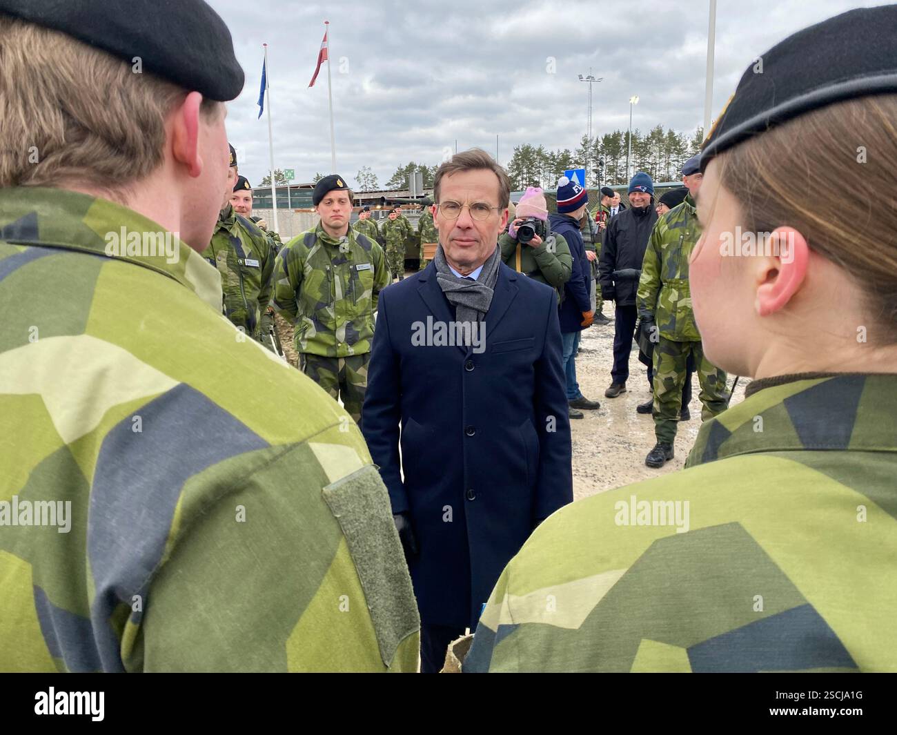 Adazi, Lettonia. 7 febbraio 2025. Il primo ministro svedese Ulf Kristersson parla con i soldati. Per la prima volta da quando è entrata a far parte della NATO, la Svezia ha stanziato i propri soldati in un altro stato membro della NATO. Al fine di proteggere meglio il fianco orientale della NATO e scoraggiare la Russia, il paese nordico ha schierato circa 500 soldati in Lettonia, che sono stati integrati nella task force multinazionale NATO nello Stato Baltico. Crediti: Alexander Welscher/dpa/Alamy Live News Foto Stock