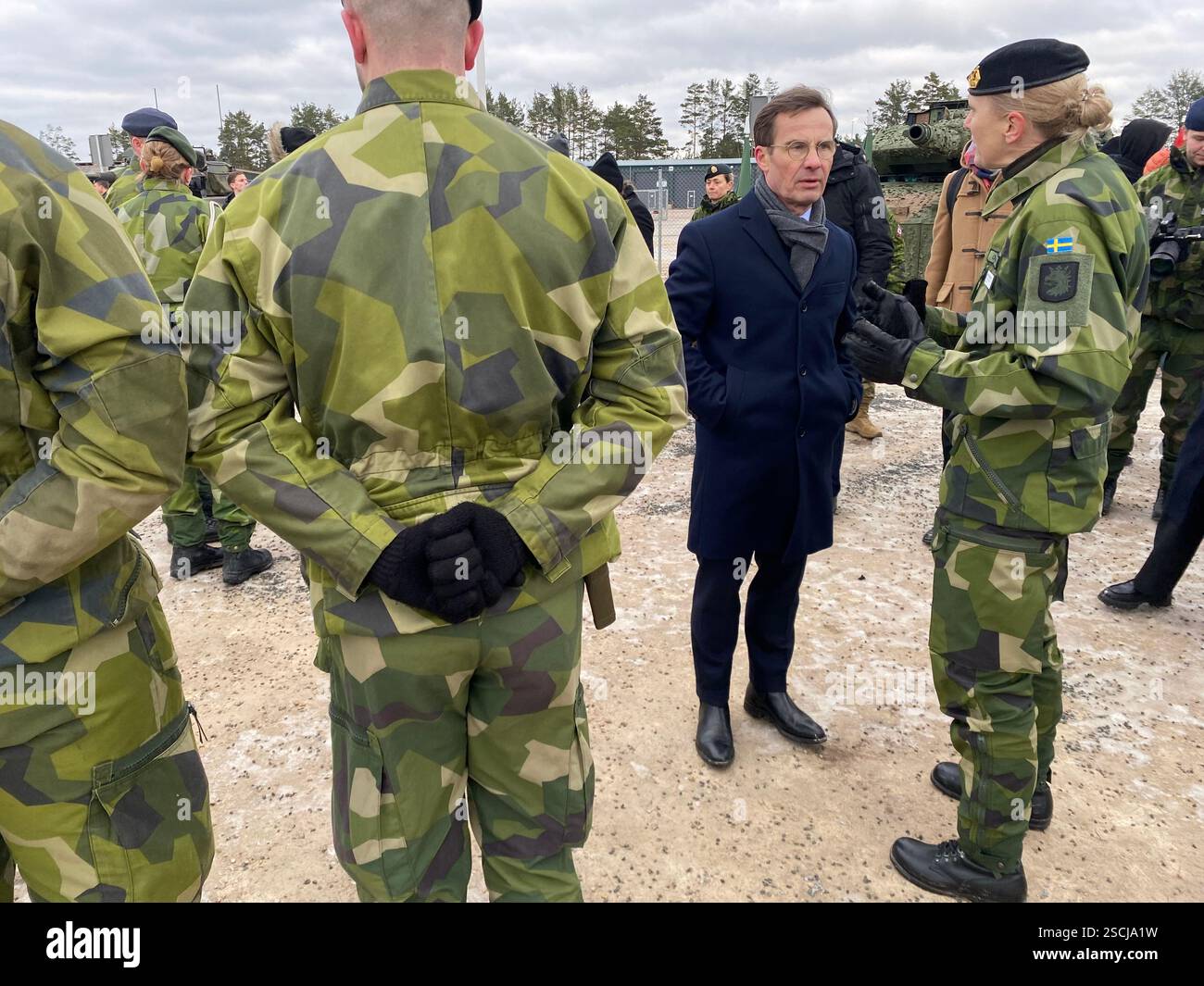 Adazi, Lettonia. 7 febbraio 2025. Il primo ministro svedese Ulf Kristersson parla con i soldati. Per la prima volta da quando è entrata a far parte della NATO, la Svezia ha stanziato i propri soldati in un altro stato membro della NATO. Per proteggere meglio il fianco orientale della NATO e scoraggiare la Russia, il paese nordico ha schierato circa 500 soldati in Lettonia, che sono stati integrati nella task force multinazionale NATO nello Stato Baltico. Crediti: Alexander Welscher/dpa/Alamy Live News Foto Stock