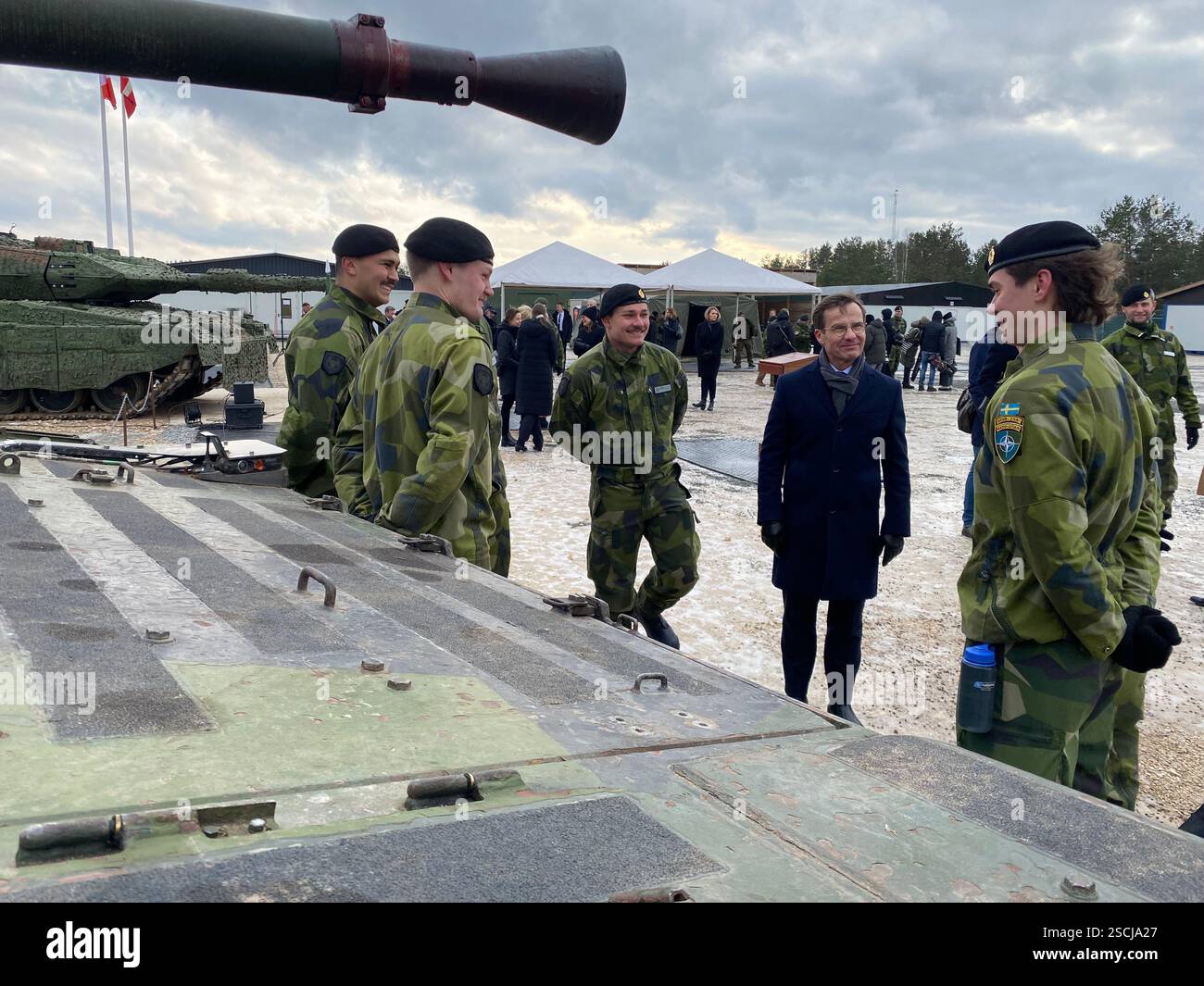 Adazi, Lettonia. 7 febbraio 2025. Il primo ministro svedese Ulf Kristersson (2° da destra) parla ai soldati. Per la prima volta da quando è entrata a far parte della NATO, la Svezia ha stanziato i propri soldati in un altro stato membro della NATO. Per proteggere meglio il fianco orientale della NATO e scoraggiare la Russia, il paese nordico ha schierato circa 500 soldati in Lettonia, che sono stati integrati nella task force multinazionale NATO nello Stato Baltico. Crediti: Alexander Welscher/dpa/Alamy Live News Foto Stock