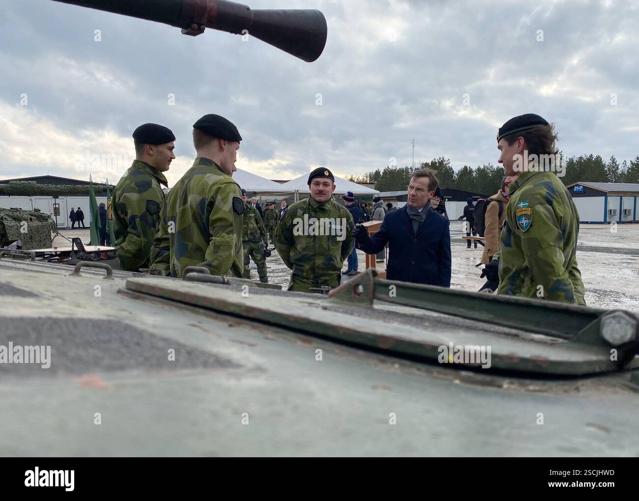 Adazi, Lettonia. 7 febbraio 2025. Il primo ministro svedese Ulf Kristersson (2° da destra) parla ai soldati. Per la prima volta da quando è entrata a far parte della NATO, la Svezia ha stanziato i propri soldati in un altro stato membro della NATO. Per proteggere meglio il fianco orientale della NATO e scoraggiare la Russia, il paese nordico ha schierato circa 500 soldati in Lettonia, che sono stati integrati nella task force multinazionale NATO nello Stato Baltico. Crediti: Alexander Welscher/dpa/Alamy Live News Foto Stock
