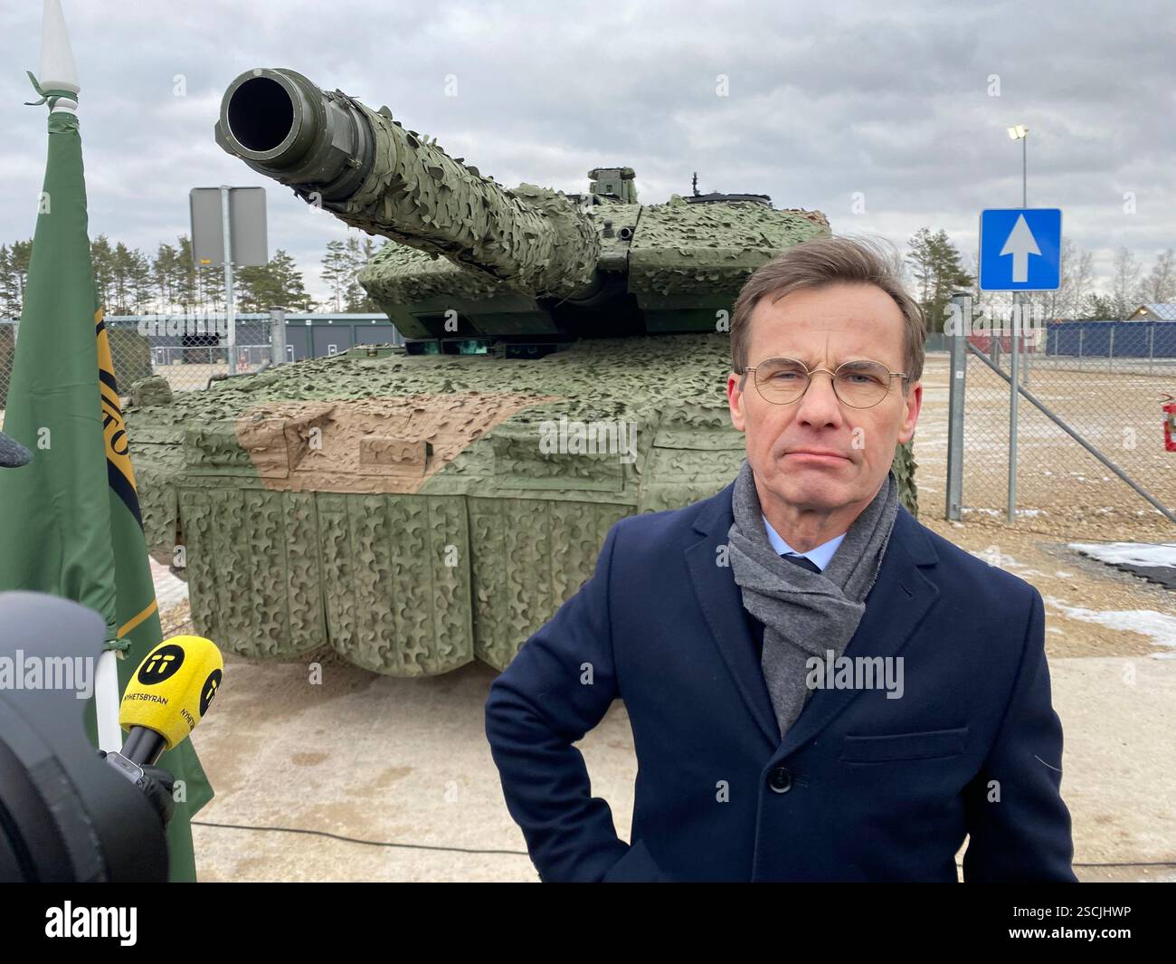 Adazi, Lettonia. 7 febbraio 2025. Il capo del governo svedese Ulf Kristersson. Per la prima volta da quando è entrata a far parte della NATO, la Svezia ha stanziato i propri soldati in un altro stato membro della NATO. Per proteggere meglio il fianco orientale della NATO e scoraggiare la Russia, il paese nordico ha schierato circa 500 soldati in Lettonia, che sono stati integrati nella task force multinazionale NATO nello Stato Baltico. Crediti: Alexander Welscher/dpa/Alamy Live News Foto Stock