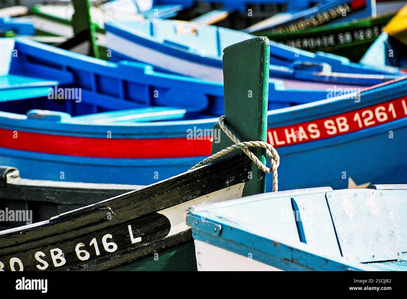 Vecchio sloop di pesca nel porto di Sesimbra in Portogallo Foto Stock