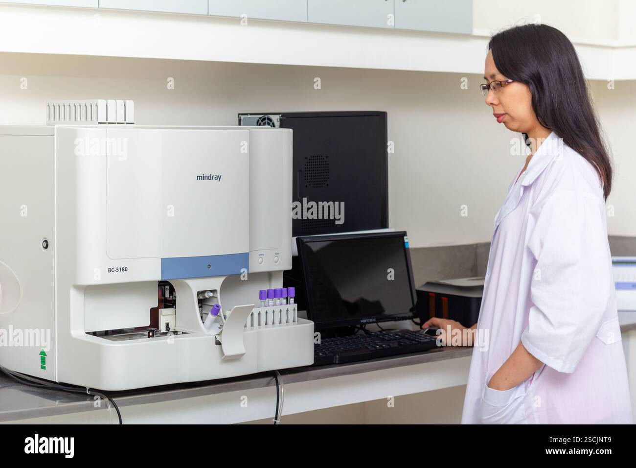 Un tecnico medico donna gestisce le attrezzature mediche presso una clinica locale a Baguio City, Filippine, fornendo servizi sanitari essenziali della comunità Foto Stock