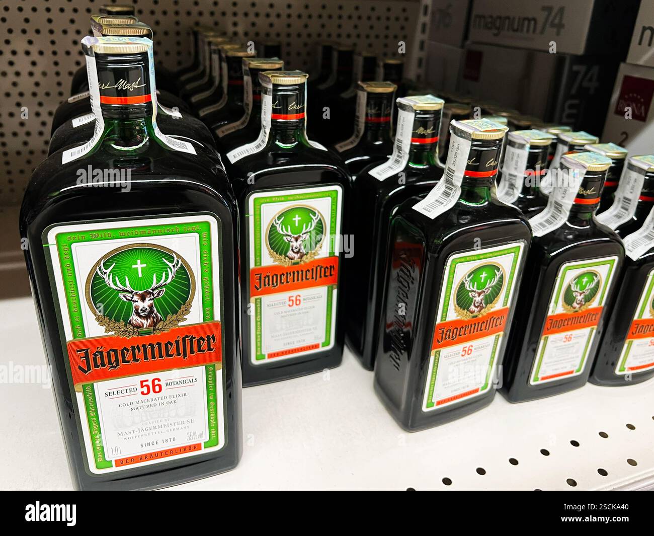 Kiev, Ucraina - 4 febbraio 2025: Primo piano di bottiglie di liquore Jagermeister disposte in file su uno scaffale al dettaglio. Foto Stock