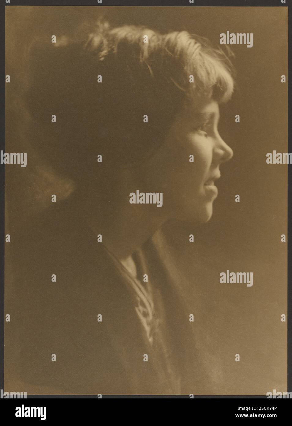 Ritratto di una donna con capelli in sciolto Bun, 1907-1943. Foto Stock