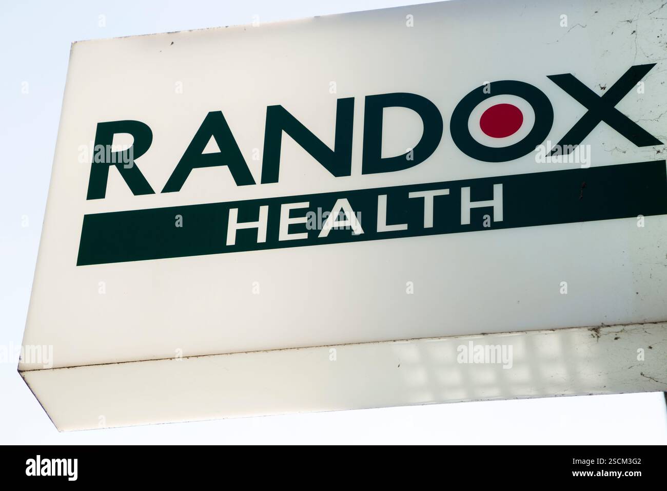 Cartello Randox Health al numero 143-149, Great Portland Street, London, W1W 6QN. Randox Health London Ltd. Londra. REGNO UNITO. (143) Foto Stock