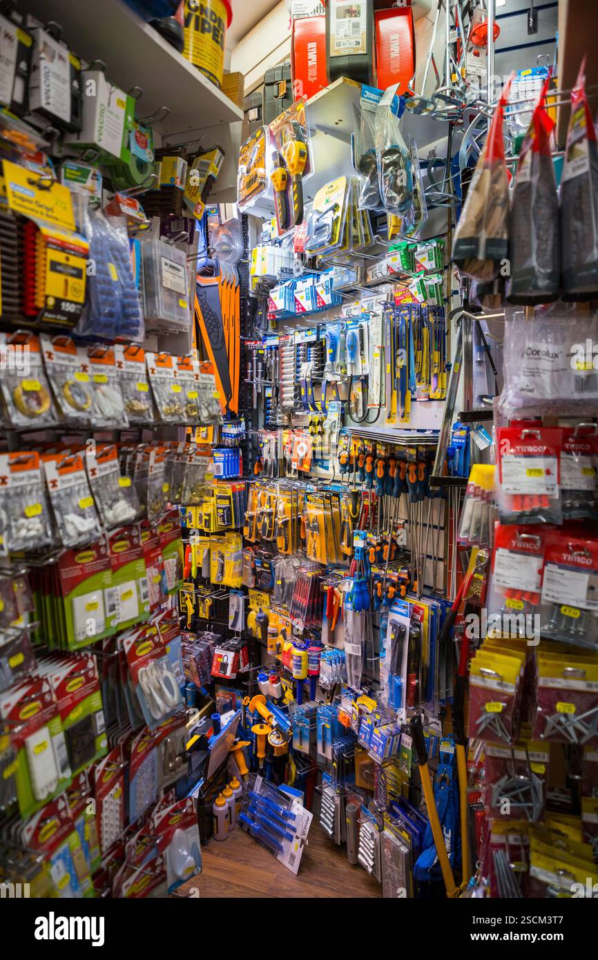 Negozio di ferramenta all'interno degli interni; negozio/negozio di articoli da regalo, articoli da regalo e professionali ben fornito, una grotta di utensili e materiali di Aladdin. Londra. (143) Foto Stock