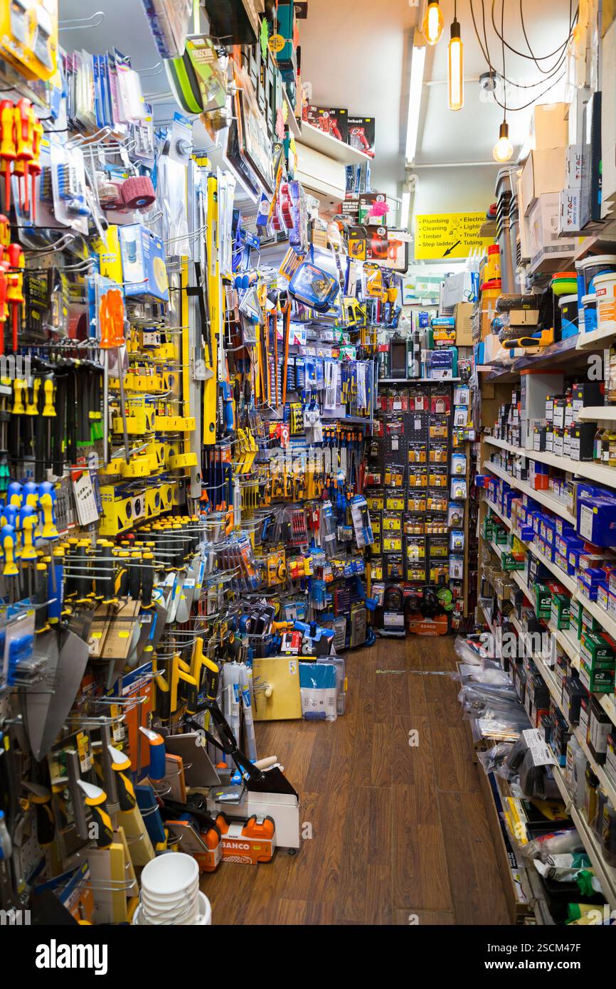 Negozio di ferramenta all'interno degli interni; negozio/negozio di articoli da regalo, articoli da regalo e professionali ben fornito, una grotta di utensili e materiali di Aladdin. Londra. (143) Foto Stock