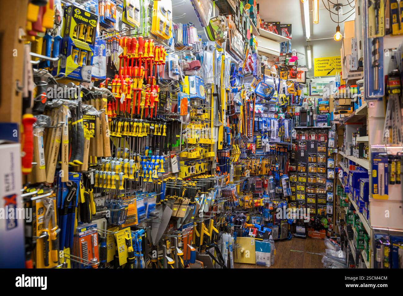 Negozio di ferramenta all'interno degli interni; negozio/negozio di articoli da regalo, articoli da regalo e professionali ben fornito, una grotta di utensili e materiali di Aladdin. Londra. (143) Foto Stock