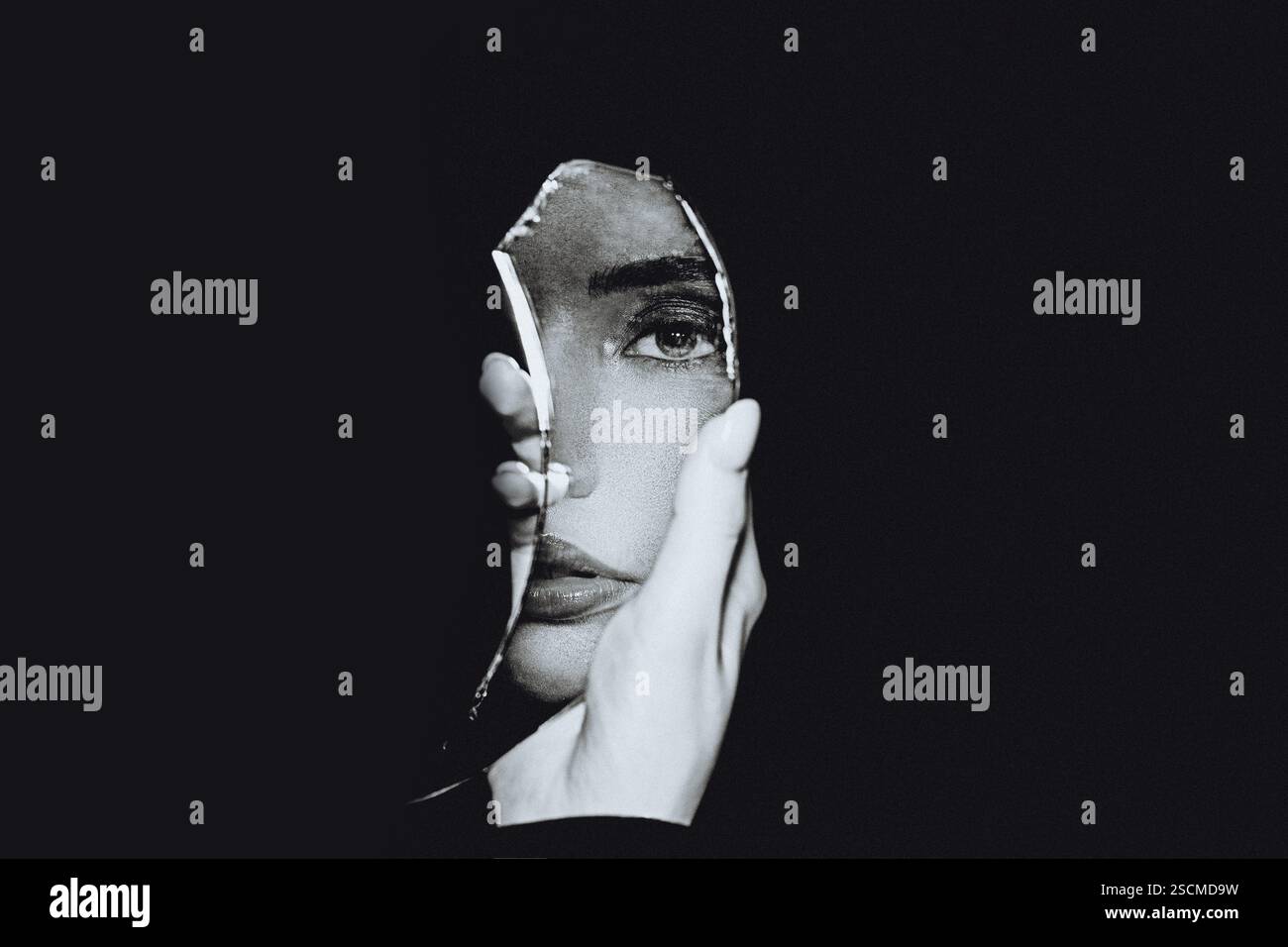 Riflesso di donna depressa in Broken Mirror Foto Stock