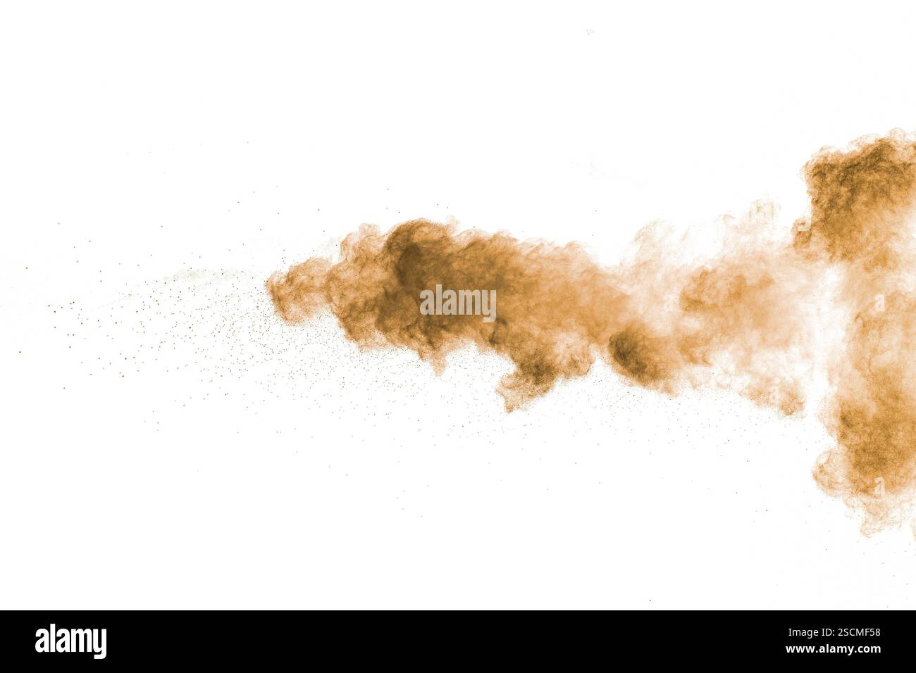 Nuvola di polvere soffia nel vento. La polvere è marrone e copre il terreno Foto Stock