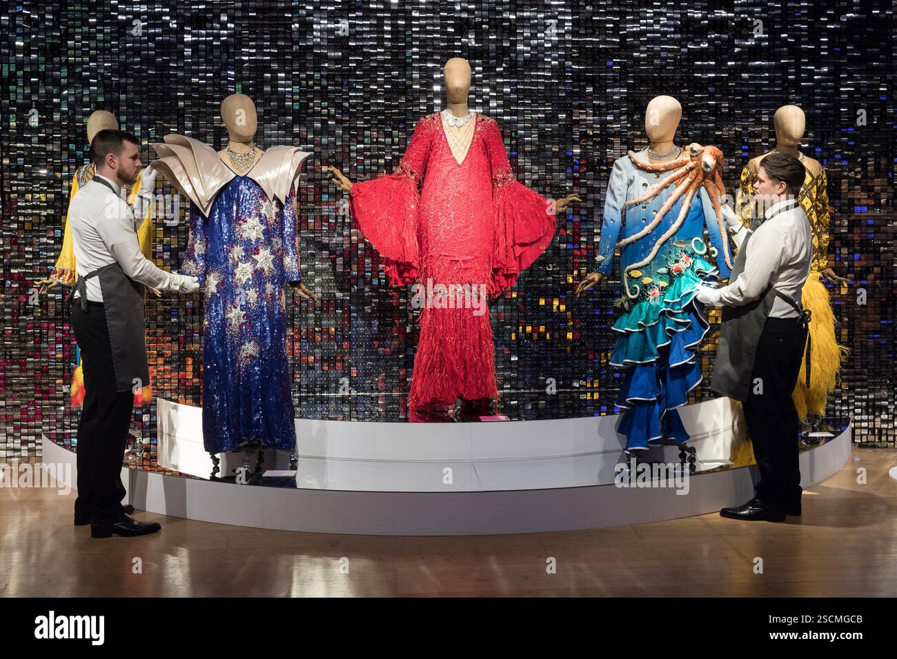 Londra, Regno Unito. 7 febbraio 2025. I gestori d'arte posano con gli stravaganti costumi del guardaroba sgargiante di Dame Edna Everage creati e portati in vita da Barry Humphries durante una chiamata fotografica alla casa d'aste di Christie che mostra i punti salienti della collezione personale del famoso artista australiano Barry Humphries (1934-2023). La collezione erudite, costruita in oltre mezzo secolo e comprendente circa 250 lotti, con stime che vanno da £ 200 a £ 300.000 sarà offerta in un'asta dal vivo a Londra il 13 febbraio 2025, preceduta da una mostra pubblica. Crediti: Wiktor Szymano Foto Stock