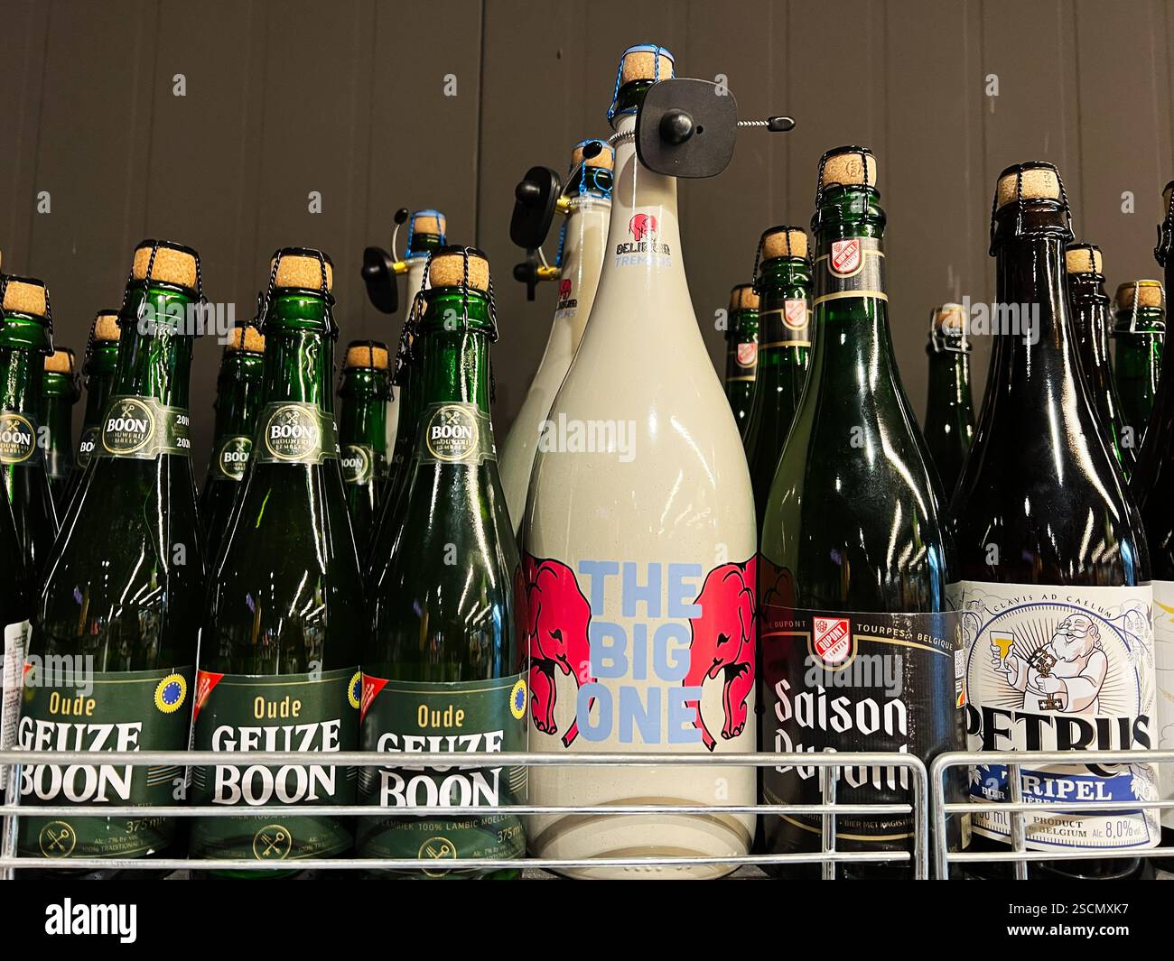 Kiev, Ucraina - 4 febbraio 2025: Varie bottiglie di birra di diversi birrifici che mostrano diverse birre in un ambiente al dettaglio Foto Stock