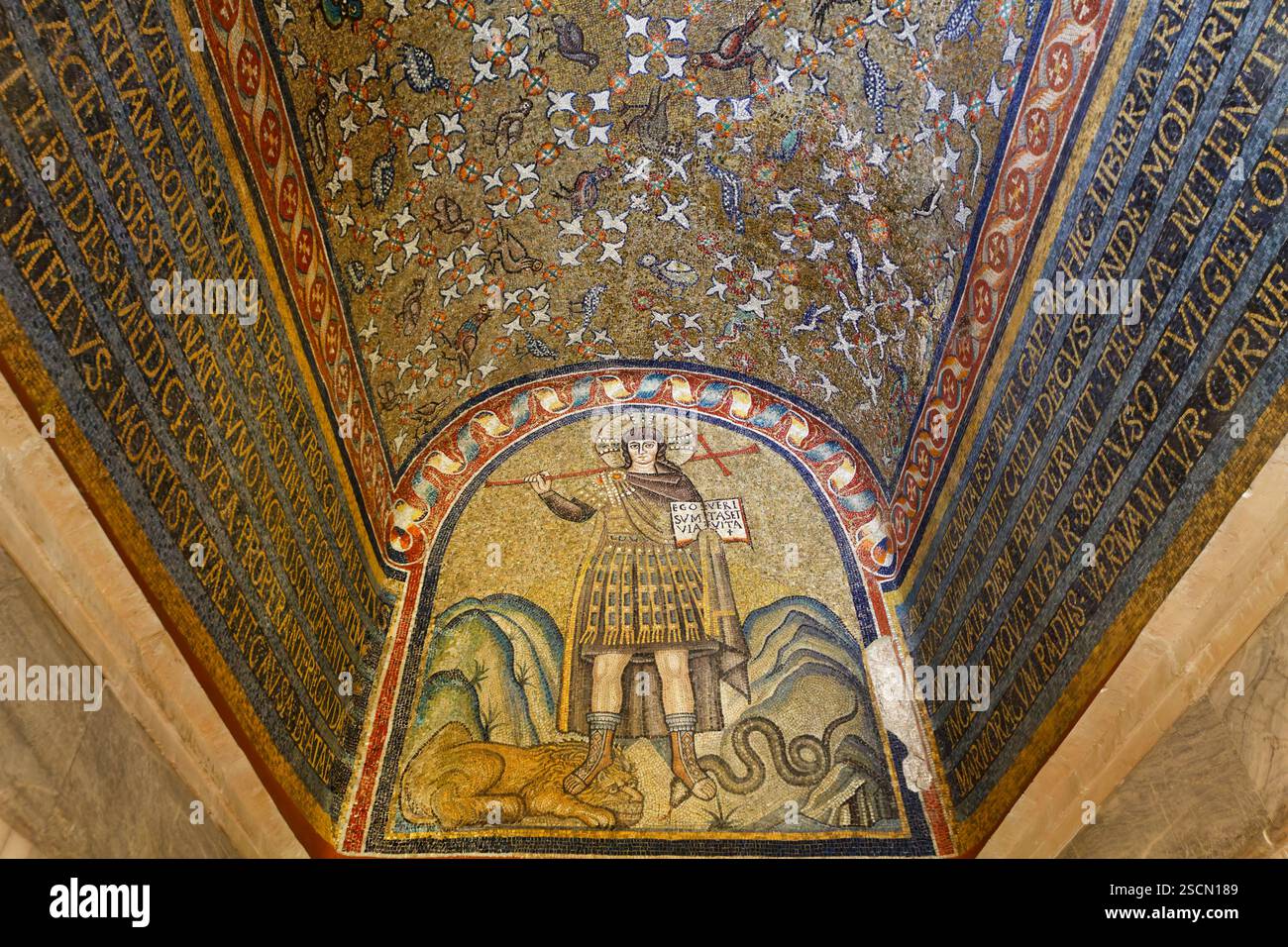 Cristo, vestito da guerriero vittorioso, con una croce sulla spalla - Mosaico (V sec d.C.) - Cappella Arcivescovile (Cappella di Sant'Andrea) - Ravenna, Italia Foto Stock
