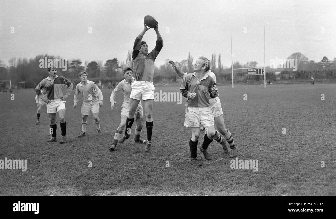 Anni '1950, storico rugby union, un giocatore che salta in aria per prendere la palla in linea (lancio) in una partita all'Oxford University Rugby Club, Inghilterra, Regno Unito. Foto Stock