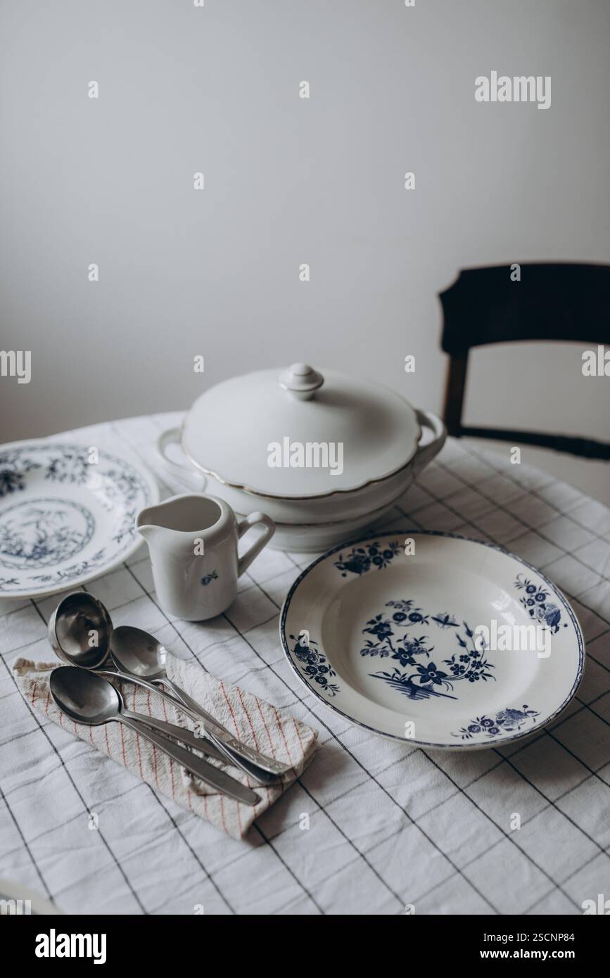 un elegante tavolo da pranzo vintage, splendidamente allestito per un pranzo o una cena formale Foto Stock