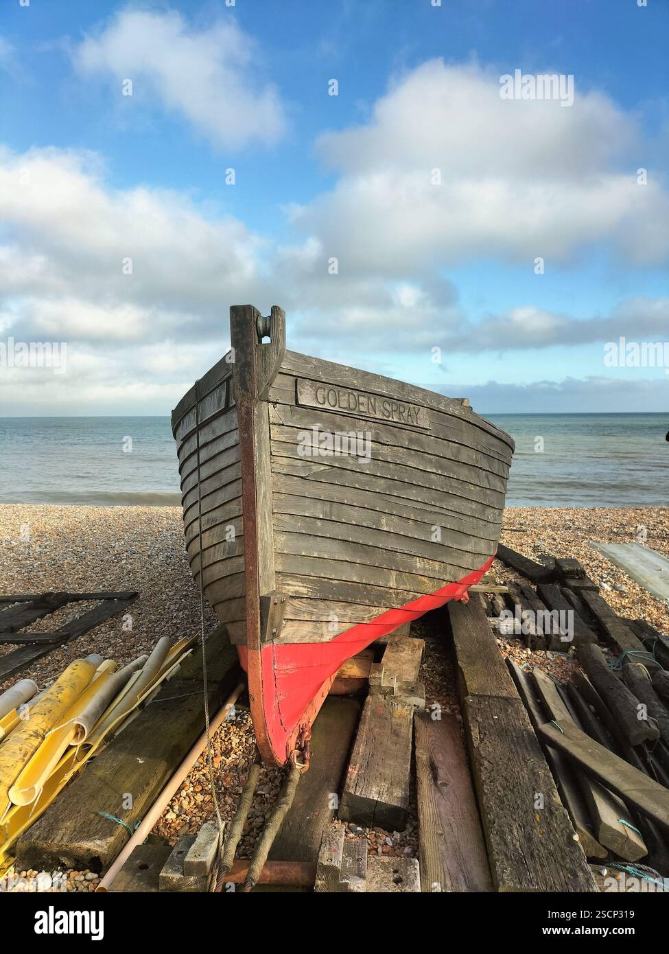 Timeless Boats by the Shore: Uno sguardo al patrimonio marittimo, dove il legno intramontabile e il fascino costiero raccontano storie sul mare. Foto Stock