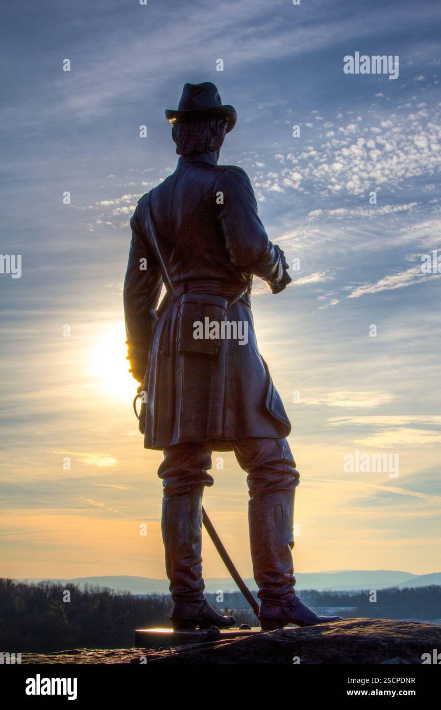 Statua del generale George Washington, affacciata sul campo di battaglia all'alba. Tributo monumentale. Foto Stock